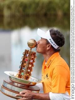 Bad Griesbach 27.09.2015, Beckenbauer Golf Course, Bad Griesbach, GER, PGA Golf Herren European Tour, Porsche European Open, im Bild Sieger Thongchai Jaidee (THA) jubelt mit dem Gewinner Pokal Winner Thongchai Jaidee (THA) celebrate with the Trophy during the European Tour, Porsche European Open Golf Tournament at the Beckenbauer Golf Course in Bad Griesbach, Germany on 2015 09 27.  EX_JFK  