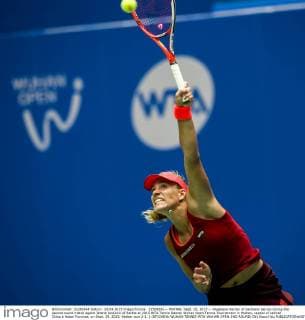 (150929) -- WUHAN, Sept. 29, 2015 -- Angelique Kerber of Germany serves during the second round match againt Jelena Jankovic of Serbia at 2015 WTA Tennis Damen Wuhan Open Tennis Tournament in Wuhan, capital of central China s Hubei Province, on Sept. 29, 2015. Kerber won 2-1. ) (SP)CHINA-WUHAN-TENNIS-WTA-WUHAN OPEN-2ND ROUND(CN) XiaoxYijiu 