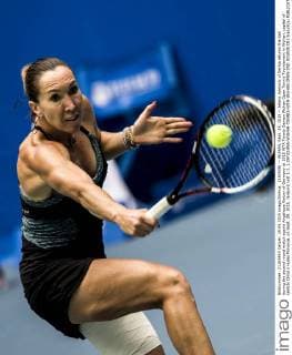 (150929) -- WUHAN, Sept. 29, 2015 -- Jelena Jankovic of Serbia returns the ball during the second round match againt Angelique Kerber of Germany at 2015 WTA Tennis Damen Wuhan Open Tennis Tournament in Wuhan, capital of central China s Hubei Province, on Sept. 29, 2015. Jankovic lost 1-2. ) (SP)CHINA-WUHAN-TENNIS-WTA-WUHAN OPEN-2ND ROUND(CN) XiaoxYijiu 