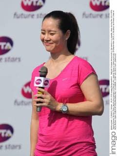Retired Chinese tennis star Li Na reacts in a master class during the 2015 WTA Tennis Damen Wuhan Open tennis tournament in Wuhan city, central China s Hubei province, 29 September 2015. Li Na plays up master class at WTA Wuhan Open  20150929_13367