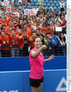 Retired Chinese tennis star Li Na, front, takes a selfie with fans in a master class during the 2015 WTA Tennis Damen Wuhan Open tennis tournament in Wuhan city, central China s Hubei province, 29 September 2015. Li Na plays up master class at WTA Wuhan Open  20150929_13370