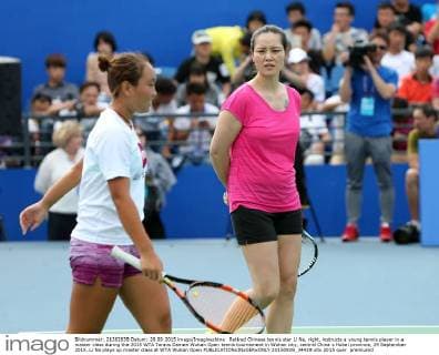 Retired Chinese tennis star Li Na, right, instructs a young tennis player in a master class during the 2015 WTA Tennis Damen Wuhan Open tennis tournament in Wuhan city, central China s Hubei province, 29 September 2015. Li Na plays up master class at WTA Wuhan Open  20150929_34419