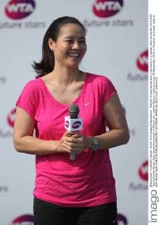 Retired Chinese tennis star Li Na reacts in a master class during the 2015 WTA Tennis Damen Wuhan Open tennis tournament in Wuhan city, central China s Hubei province, 29 September 2015. Li Na plays up master class at WTA Wuhan Open  20150929_34428