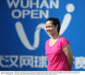 Retired Chinese tennis star Li Na poses in a master class during the 2015 WTA Tennis Damen Wuhan Open tennis tournament in Wuhan city, central China s Hubei province, 29 September 2015. Li Na plays up master class at WTA Wuhan Open  20150929_34430