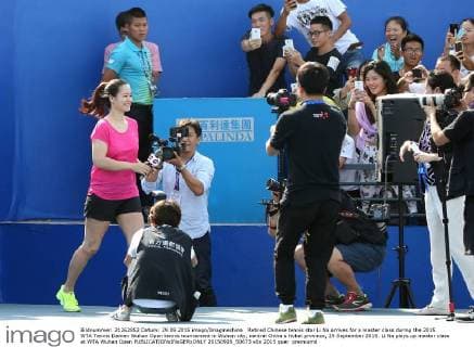 Retired Chinese tennis star Li Na arrives for a master class during the 2015 WTA Tennis Damen Wuhan Open tennis tournament in Wuhan city, central China s Hubei province, 29 September 2015. Li Na plays up master class at WTA Wuhan Open  20150929_50673