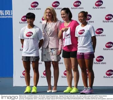 Retired Chinese tennis star Li Na, second right, poses with a WTA Tennis Damen official and young tennis players in a master class during the 2015 WTA Wuhan Open tennis tournament in Wuhan city, central China s Hubei province, 29 September 2015. Li Na plays up master class at WTA Wuhan Open  20150929_66755