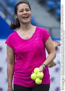 WUHAN, CHINA - SEPTEMBER 29: (CHINA OUT) Chinese retired tennis player Li Na attends the Master Class-FS Fan Engagement on day three of the 2015 Wuhan Open on September 29, 2015 in Wuhan, Hubei Province of China.  CFP473610876 