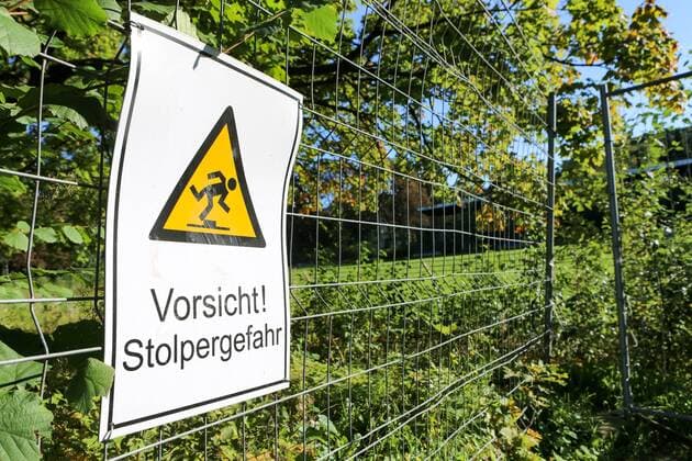 Fußball, Stadiongeschichte 1. FC Union Solingen Solingen Am provisorischen Bauzaun haengt das Schild Vorsicht! Stolpergefahr! - die Stehraenge im Stadion Solingen sind nicht mehr begehbar Lost Ground: Stadion am Hermann-Loens-Weg, Solingen, 29.09.2013 Copyright: Deutzmannx xEibner-Pressefoto EP_cdn