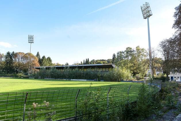 Fußball, Stadiongeschichte 1. FC Union Solingen Solingen Vorderansicht der alten Zweitliga-Trinuene - Baeume haben die Stehraenge in Besitz genommen wo einst Zuschauer Bundesliga sahen Lost Ground: Stadion am Hermann-Loens-Weg, Solingen, 29.09.2013 Copyright: Deutzmannx xEibner-Pressefoto EP_cdn