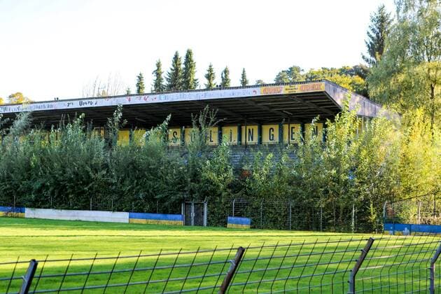 Fußball, Stadiongeschichte 1. FC Union Solingen Solingen Vorderansicht der alten Zweitliga-Trinuene - Baeume haben die Stehraenge in Besitz genommen wo einst Zuschauer Bundesliga sahen Lost Ground: Stadion am Hermann-Loens-Weg, Solingen, 29.09.2013 Copyright: Deutzmannx xEibner-Pressefoto EP_cdn
