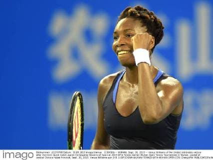 (150930) -- WUHAN, Sept. 30, 2015 -- Venus Williams of the United celebrates victory after the third round match againt Carlasuarez Navarro of Spain at 2015 WTA Tennis Damen Wuhan Open Tennis Tournament in Wuhan, capital of central China s Hubei Province, Sept. 30, 2015. Venus Williams won 2-0. ) (SP)CHINA-WUHAN-TENNIS-WTA-WUHAN OPEN (CN) ChengxMin 