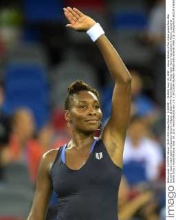 (150930) -- WUHAN, Sept. 30, 2015 -- Venus Williams of the United greets fans after the third round match againt Carlasuarez Navarro of Spain at 2015 WTA Tennis Damen Wuhan Open Tennis Tournament in Wuhan, capital of central China s Hubei Province, Sept. 30, 2015. Venus Williams won 2-0. ) (SP)CHINA-WUHAN-TENNIS-WTA-WUHAN OPEN (CN) ChengxMin 