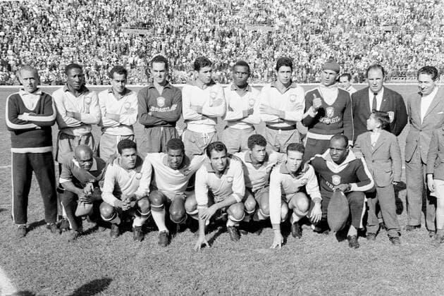 17.06.62 Fussball-WM 1962 Finale Brasilien - CSSR 3:1 Finalmannschaft Brasilien stehend v.l.: Tr. Aimore Moreira, Djalmas Santos, Zito, Gylmar, Nilton Santos, Zozimo, Kapitän Mauro, Kond.-Tr. Amaral und Arzt Dr. Hilton Gosling. Knieend v.l.: Masseur Mario Americo, Garrincha, Didi, Vava, Amarildo, Zagallo und Betreuer de Assis. HM