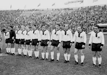 Fußball-Weltmeisterschaft 1962 Deutschland - Italien 31.05.1962 Teamfoto BRD in Santiago de Chile vl. Hans Schaefer, Wolfgang Fahrian, Willi Schulz,Schnellinger, Helmut Haller, Hans Sturm, Hans Nowak, Horst Szymaniak, Herbert Erhardt, Uwe Seeler, Albert Bruells HM
