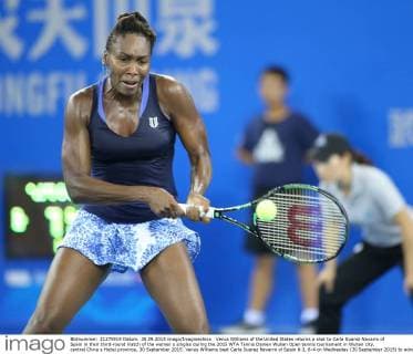 Venus Williams of the United States returns a shot to Carla Suarez Navarro of Spain in their third-round match of the women s singles during the 2015 WTA Tennis Damen Wuhan Open tennis tournament in Wuhan city, central China s Hubei province, 30 September 2015. Venus Williams beat Carla Suarez Navarro of Spain 6-3, 6-4 on Wednesday (30 September 2015) to advance to the quarterfinals of the Wuhan Open. A day after earning her 700th victory, Williams hit five aces and saved three of four break points to dispatch the seventh-seeded Navarro in 1 hour, 29 minutes. Williams, who is a seven-time major champion and won her last Grand Slam title at Wimbledon in 2008, improved to 3-3 in her head-to-head against Navarro. She will next face the winner of the match between top-seeded Simona Halep and Johanna Konta being played later Wednesday. Venus Williams beats Navarro to advance at Wuhan Open  20150930_32086