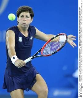 Carla Suarez Navarro of Spain returns a shot to Venus Williams of the United States in their third-round match of the women s singles during the 2015 WTA Tennis Damen Wuhan Open tennis tournament in Wuhan city, central China s Hubei province, 30 September 2015. Venus Williams beat Carla Suarez Navarro of Spain 6-3, 6-4 on Wednesday (30 September 2015) to advance to the quarterfinals of the Wuhan Open. A day after earning her 700th victory, Williams hit five aces and saved three of four break points to dispatch the seventh-seeded Navarro in 1 hour, 29 minutes. Williams, who is a seven-time major champion and won her last Grand Slam title at Wimbledon in 2008, improved to 3-3 in her head-to-head against Navarro. She will next face the winner of the match between top-seeded Simona Halep and Johanna Konta being played later Wednesday. Venus Williams beats Navarro to advance at Wuhan Open  20150930_32087