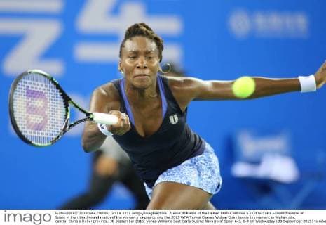 Venus Williams of the United States returns a shot to Carla Suarez Navarro of Spain in their third-round match of the women s singles during the 2015 WTA Tennis Damen Wuhan Open tennis tournament in Wuhan city, central China s Hubei province, 30 September 2015. Venus Williams beat Carla Suarez Navarro of Spain 6-3, 6-4 on Wednesday (30 September 2015) to advance to the quarterfinals of the Wuhan Open. A day after earning her 700th victory, Williams hit five aces and saved three of four break points to dispatch the seventh-seeded Navarro in 1 hour, 29 minutes. Williams, who is a seven-time major champion and won her last Grand Slam title at Wimbledon in 2008, improved to 3-3 in her head-to-head against Navarro. She will next face the winner of the match between top-seeded Simona Halep and Johanna Konta being played later Wednesday. Venus Williams beats Navarro to advance at Wuhan Open  20150930_63860