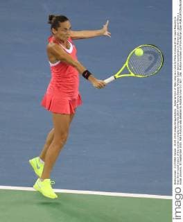 Roberta Vinci of Italy returns a shot to Petra Kvitova of the Czech Republic in their third-round match of the women s singles during the 2015 WTA Tennis Damen Wuhan Open tennis tournament in Wuhan city, central China s Hubei province, 30 September 2015. Petra Kvitova was defeated by Roberta Vinci 0-2 (6 7, 2 6). Kvitova knocked out from Wuhan Open  20150930_49432