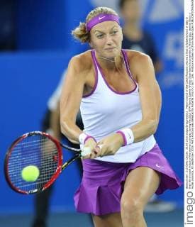 Petra Kvitova of the Czech Republic returns a shot to Roberta Vinci of Italy in their third-round match of the women s singles during the 2015 WTA Tennis Damen Wuhan Open tennis tournament in Wuhan city, central China s Hubei province, 30 September 2015. Petra Kvitova was defeated by Roberta Vinci 0-2 (6 7, 2 6). Kvitova knocked out from Wuhan Open  20150930_63888