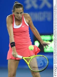 Roberta Vinci of Italy returns a shot to Petra Kvitova of the Czech Republic in their third-round match of the women s singles during the 2015 WTA Tennis Damen Wuhan Open tennis tournament in Wuhan city, central China s Hubei province, 30 September 2015. Petra Kvitova was defeated by Roberta Vinci 0-2 (6 7, 2 6). Kvitova knocked out from Wuhan Open  20150930_63889