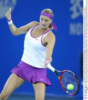 Petra Kvitova of the Czech Republic returns a shot to Roberta Vinci of Italy in their third-round match of the women s singles during the 2015 WTA Tennis Damen Wuhan Open tennis tournament in Wuhan city, central China s Hubei province, 30 September 2015. Petra Kvitova was defeated by Roberta Vinci 0-2 (6 7, 2 6). Kvitova knocked out from Wuhan Open  20150930_63891