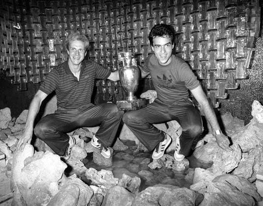 EM 80 Finale Deutschland-Belgien 2:1 in Rom v.l.: Karl-Heinz Rummenigge und Hansi Müller mit dem EM-Pokal nach dem Spiel im Hotel HM