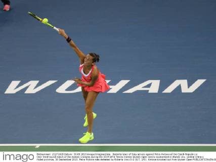 Roberta Vinci of Italy serves against Petra Kvitova of the Czech Republic in their third-round match of the women s singles during the 2015 WTA Tennis Damen Wuhan Open tennis tournament in Wuhan city, central China s Hubei province, 30 September 2015. Petra Kvitova was defeated by Roberta Vinci 0-2 (6 7, 2 6). Kvitova knocked out from Wuhan Open  20150930_32106