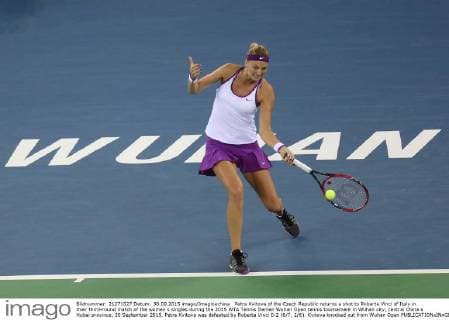 Petra Kvitova of the Czech Republic returns a shot to Roberta Vinci of Italy in their third-round match of the women s singles during the 2015 WTA Tennis Damen Wuhan Open tennis tournament in Wuhan city, central China s Hubei province, 30 September 2015. Petra Kvitova was defeated by Roberta Vinci 0-2 (6 7, 2 6). Kvitova knocked out from Wuhan Open  20150930_10088