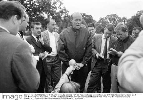 WM 66: Pressekonferenz vor dem Finale der WM 1966: Trainer Helmut Schön stellt sich den Fragen der Presse 29.07.1966 HM