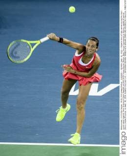 (150930) -- WUHAN, Sept. 30, 2015 -- Roberta Vinci of Italy serves during the third round match against Petra Kvitova of Czech Republic at 2015 WTA Tennis Damen Wuhan Open Tennis Tournament in Wuhan, capital of central China s Hubei Province, on Sept. 30, 2015. Roberta Vinci won 2-0. ) (SP)CHINA-WUHAN-TENNIS-WTA-WUHAN OPEN-3RD ROUND(CN) XiaoxYijiu 