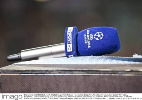 Symbolbild, Illustration, Mikrofon, Fernsehen,Journalisten, TV, Medien, Fotografen , Fernsehuebertagung, Live, Liveuebertragung Presseraum, Presse, Pressezentrum , Interview, Media, Medienzentrum CL FC BAYERN MUENCHEN - DINAMO ZAGREB (5-0) Fussball Champions League, Muenchen, am 29.09.2015, Gruppenphase, 2. Spieltag, Saison 2015 2016, CL, FCB