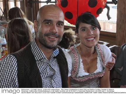 Pep (Josep) GUARDIOLA (Trainer FCB) mit Ehefrau Cristina. Fussball FC Bayern Muenchen, traditioneller Oktoberfestbesuch in der Kaefer Schenke, am 30.09.2015 in Muenchen Deutschland.
