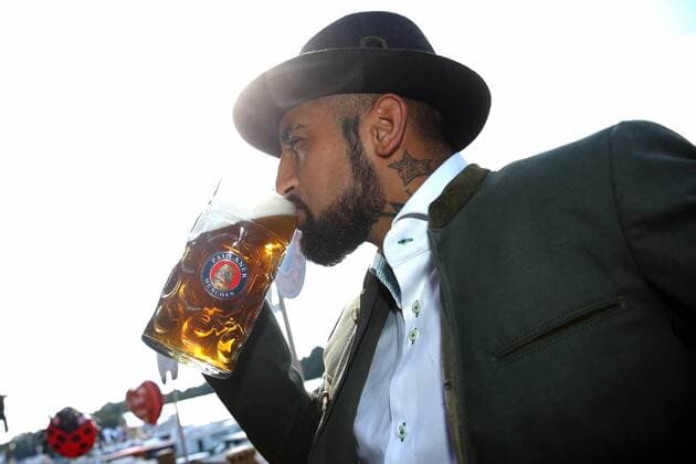 Arturo VIDAL (Bayern Muenchen) stemmt eine Mass Bier und trinkt. Fussball FC Bayern Muenchen, traditioneller Oktoberfestbesuch in der Kaefer Schenke, am 30.09.2015 in Muenchen Deutschland.