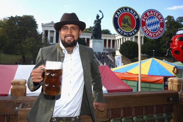 Arturo VIDAL (Bayern Muenchen) stemmt eine Mass Bier. Fussball FC Bayern Muenchen, traditioneller Oktoberfestbesuch in der Kaefer Schenke, am 30.09.2015 in Muenchen Deutschland.