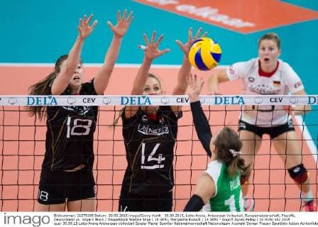 30.09.2015, Lotto Arena, Antwerpen Volleyball, Europameisterschaft, Playoffs, Deutschland vs. Ungarn Block Doppelblock Wiebke Silge ( 18 GER), Margareta Kozuch ( 14 GER) - Angriff Agnes Pallag ( 16 HUN)