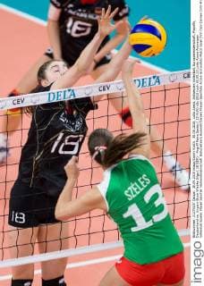 30.09.2015, Lotto Arena, Antwerpen Volleyball, Europameisterschaft, Playoffs, Deutschland vs. Ungarn Block Wiebke Silge ( 18 GER) - Angriff Petra Szeles ( 13 HUN)