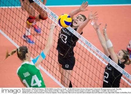 30.09.2015, Lotto Arena, Antwerpen Volleyball, Europameisterschaft, Playoffs, Deutschland vs. Ungarn Angriff Edina Dobi ( 14 HUN) - Block Doppelblock Wiebke Silge ( 18 GER), Heike Beier ( 12 GER)