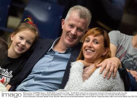 30.09.2015, Lotto Arena, Antwerpen Volleyball, Europameisterschaft, Playoffs, Deutschland vs. Ungarn Vital Heynen (Bundestrainer Trainer Männer Maenner GER) mit Ehefrau und Tochter