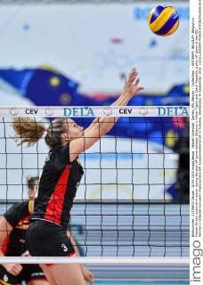 Aktuell Volleyball, Damen, EM, Belgien - Tschechien - ANTWERP, BELGIUM: Belgium s Frauke Dirickx pictured in action during the play off game between Belgium s Yellow Tigers and Czech Republic, a play off game of the CEV Women s Volleybal European Championship EM Europameisterschaft in Antwerp, Wednesday 30 September 2015. LUCxCLAESSEN  x04711383x