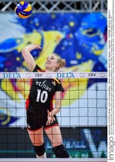 Aktuell Volleyball, Damen, EM, Belgien - Tschechien - ANTWERP, BELGIUM: Belgium s Lise Van Hecke pictured in action during the play off game between Belgium s Yellow Tigers and Czech Republic, a play off game of the CEV Women s Volleybal European Championship EM Europameisterschaft in Antwerp, Wednesday 30 September 2015. LUCxCLAESSEN  x04711384x