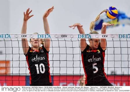 Aktuell Volleyball, Damen, EM, Belgien - Tschechien - ANTWERP, BELGIUM: Belgium s Lise Van Hecke and Belgium s Laura Heyrman pictured in action during the play off game between Belgium s Yellow Tigers and Czech Republic, a play off game of the CEV Women s Volleybal European Championship EM Europameisterschaft in Antwerp, Wednesday 30 September 2015. LUCxCLAESSEN  x04711385x