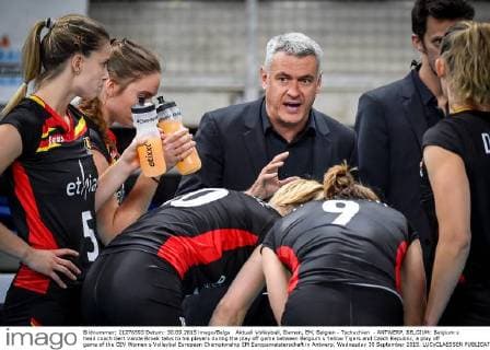 Aktuell Volleyball, Damen, EM, Belgien - Tschechien - ANTWERP, BELGIUM: Belgium s head coach Gert Vande Broek talks to his players during the play off game between Belgium s Yellow Tigers and Czech Republic, a play off game of the CEV Women s Volleybal European Championship EM Europameisterschaft in Antwerp, Wednesday 30 September 2015. LUCxCLAESSEN  x04711387x
