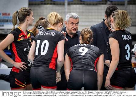 Aktuell Volleyball, Damen, EM, Belgien - Tschechien - ANTWERP, BELGIUM: Belgium s head coach Gert Vande Broek talks to his players during the play off game between Belgium s Yellow Tigers and Czech Republic, a play off game of the CEV Women s Volleybal European Championship EM Europameisterschaft in Antwerp, Wednesday 30 September 2015. LUCxCLAESSEN  x04711388x