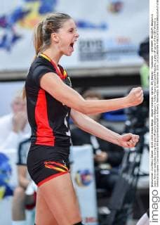 Aktuell Volleyball, Damen, EM, Belgien - Tschechien - ANTWERP, BELGIUM: Belgium s Laura Heyrman celebrates during the play off game between Belgium s Yellow Tigers and Czech Republic, a play off game of the CEV Women s Volleybal European Championship EM Europameisterschaft in Antwerp, Wednesday 30 September 2015. LUCxCLAESSEN  x04711395x
