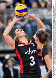 Aktuell Volleyball, Damen, EM, Belgien - Tschechien - ANTWERP, BELGIUM: Belgium s Frauke Dirickx pictured in action during the play off game between Belgium s Yellow Tigers and Czech Republic, a play off game of the CEV Women s Volleybal European Championship EM Europameisterschaft in Antwerp, Wednesday 30 September 2015. LUCxCLAESSEN  x04711390x