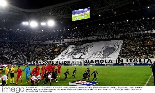 Coreografia tifosi Juventus Supporters - Torino, 30-09-2015 - UEFA Champions League 2015 2016 - Juventus Torino - FC Sevilla. andreaxstaccioli