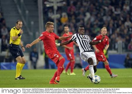 Aktuell FuÃŸball, Champions League, Juventus Turin - FC Sevilla 30.09.2015. Turin, Italy. Champions League Football. Juventus versus Sevilla. Paul Pogba beats the tackle from Ciro Immobile xPierpaoloxPiciuccox  ActionPlus11666712
