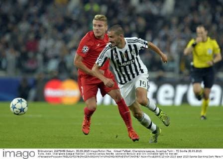 Aktuell FuÃŸball, Champions League, Juventus Turin - FC Sevilla 30.09.2015. Turin, Italy. Champions League Football. Juventus versus Sevilla. Leonardo Bonucci and Ciro Immobile fight for the ball xPierpaoloxPiciuccox  ActionPlus11666713