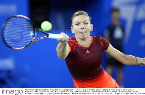 Simona Halep of Romania returns a shot to Johanna Konta of Britain in their third-round match of the women s singles during the 2015 WTA Tennis Damen Wuhan Open tennis tournament in Wuhan city, central China s Hubei province, 30 September 2015. Simona Halep of Romania was defeated by Johanna Konta of Britain 1-2 (3-6 6-3 5-7) in their third-round match of the women s singles during the 2015 WTA Wuhan Open tennis tournament in Wuhan city, central China s Hubei province, 30 September 2015. Top seed Simona Halep ousted by Johanna Konta at Wuhan Open  20150930_12990