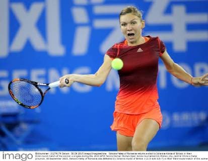 Simona Halep of Romania returns a shot to Johanna Konta of Britain in their third-round match of the women s singles during the 2015 WTA Tennis Damen Wuhan Open tennis tournament in Wuhan city, central China s Hubei province, 30 September 2015. Simona Halep of Romania was defeated by Johanna Konta of Britain 1-2 (3-6 6-3 5-7) in their third-round match of the women s singles during the 2015 WTA Wuhan Open tennis tournament in Wuhan city, central China s Hubei province, 30 September 2015. Top seed Simona Halep ousted by Johanna Konta at Wuhan Open  20150930_13002